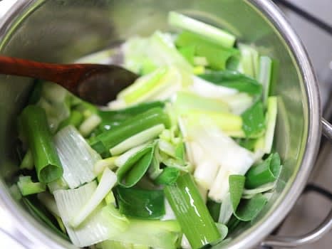 냄비에 식용유 3T와 참기름 4T를 넣고 대파를 볶아 파기름을 만듭니다.