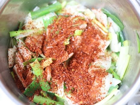 파향이 올라오면 고춧가루 3T를 넣고 고추기름을 만듭니다.