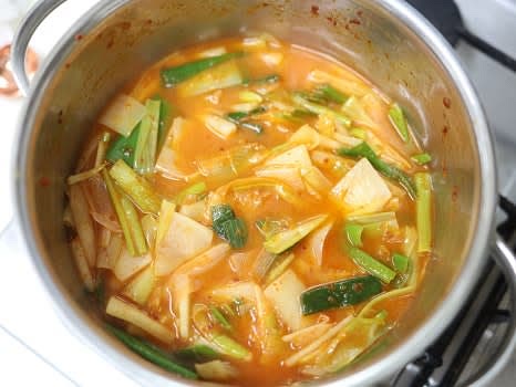 생수 500ml와 양지 육수를 추가하여 총1000ml를 넣고 미리 삶아 놓은 고기를 추가하여 끓입니다. 고구마 줄기도 넣어주세요.