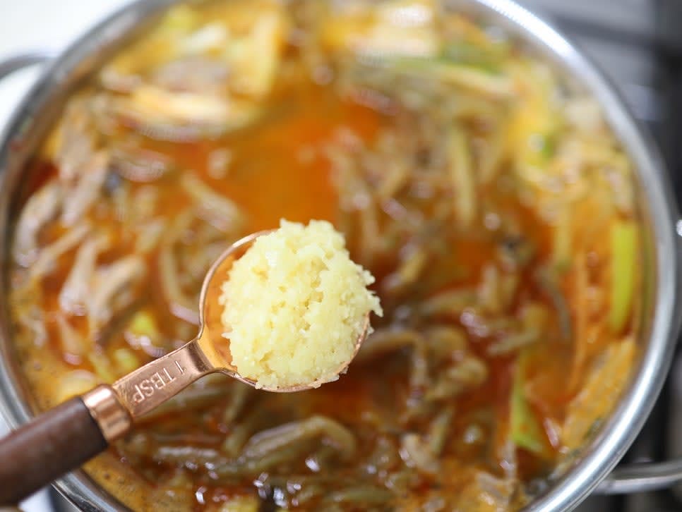 다진 마늘 1T 반, 국간장 1T, 참치 액젓 2T, 연두 2T를 넣고 간을 맞춥니다.