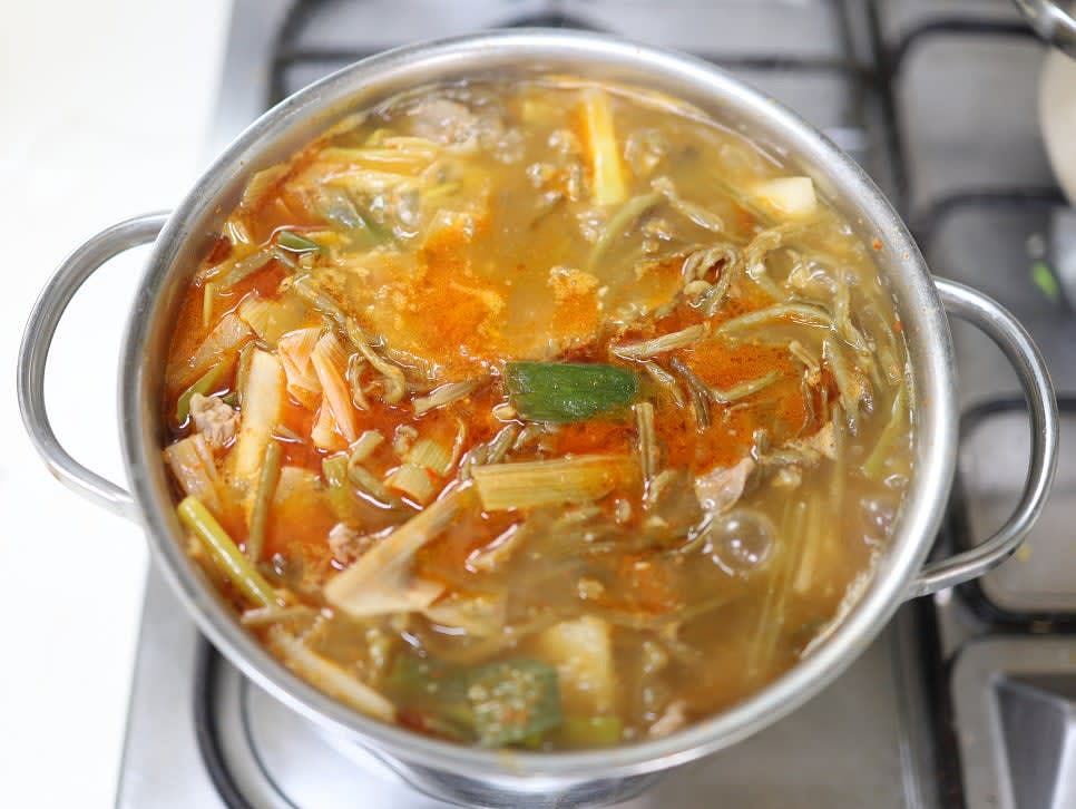 센 불에서 한 번 끓인 후, 중약불로 낮춰 약 10분간 더 끓이면 완성됩니다.