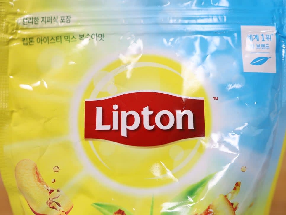 립톤 아이스티 분말 7티스푼을 찬물에 넣고 녹을 때까지 잘 저어줍니다.