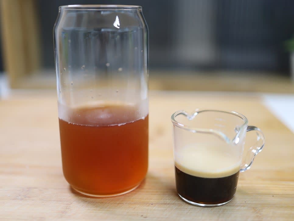 에스프레소 샷을 내립니다.