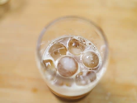 얼음을 듬뿍 넣어 완성합니다.