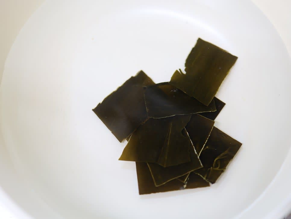 냄비에 생수 1500ml와 국물용 다시마 10장을 넣고 팔팔 끓여 주세요.