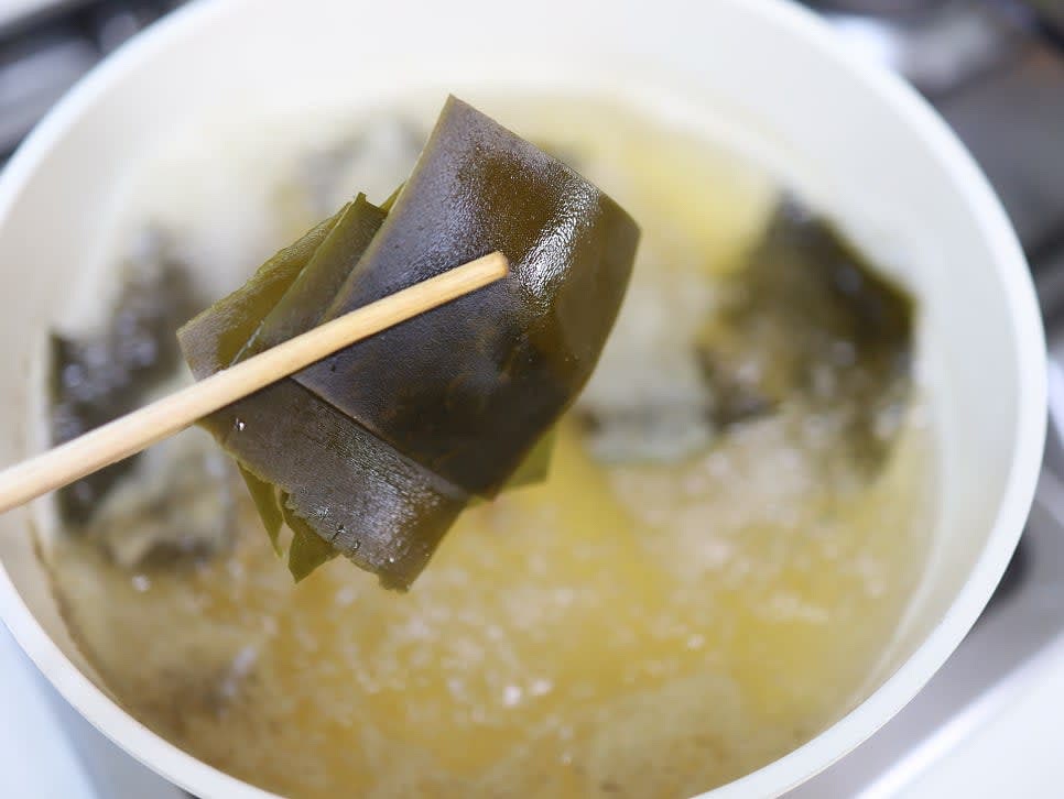 팔팔 끓인 후 3분 정도 지나면 다시마를 건져내 주세요. 쓴맛이 올라오는 것을 방지합니다.