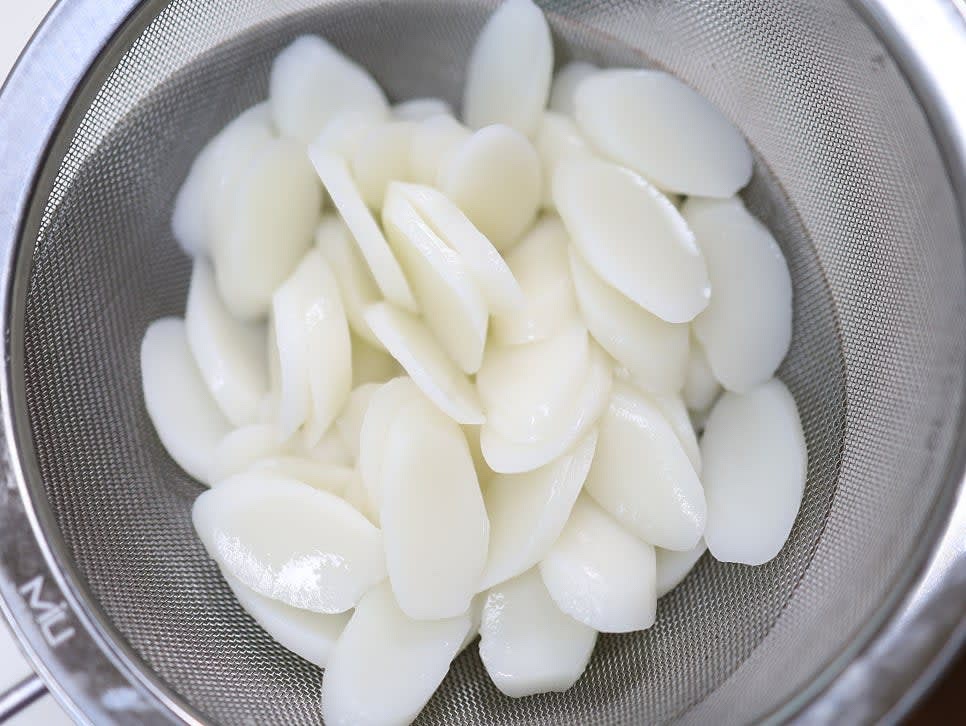 떡을 흐르는 물에 헹구어 준비합니다. 물에 씻은 후 20~30분 불려 사용하면 더욱 좋습니다.