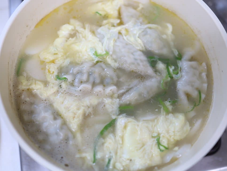 달걀 2알을 잘 풀어 국물에 부어 주세요. 바로 저으면 국물이 탁해질 수 있으니 그대로 익혀 주세요.