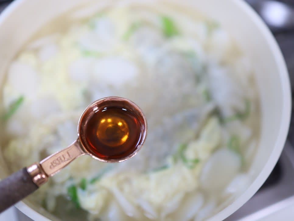 참기름 1/2스푼을 넣어 향을 더해 주세요.