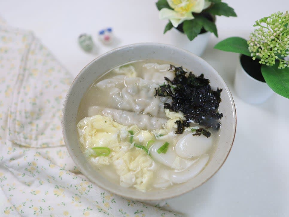 완성된 계란만둣국을 그릇에 담고 김가루를 입맛에 따라 뿌려 마무리해 주세요.