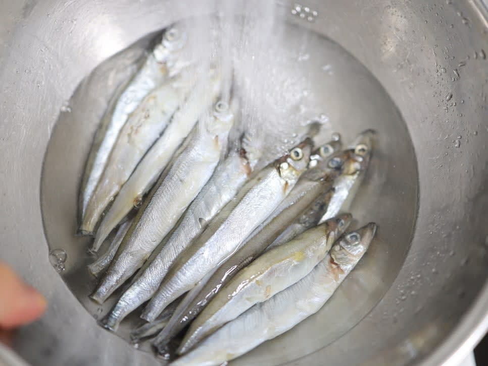 냉동 상태의 열빙어를 흐르는 물에 잠시 담가 해동해 주세요.