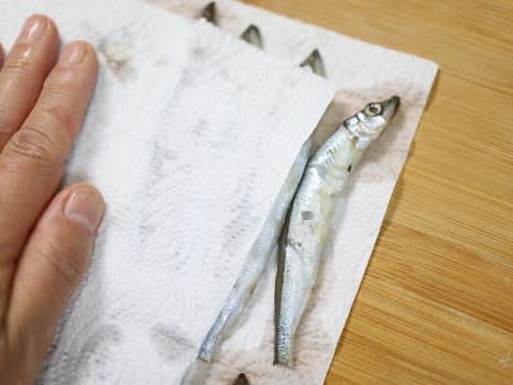 흐르는 물에 열빙어를 헹구어 준 후 깨끗이 물기를 제거합니다. 키친타월을 이용해 물기를 잘 닦아 주세요.