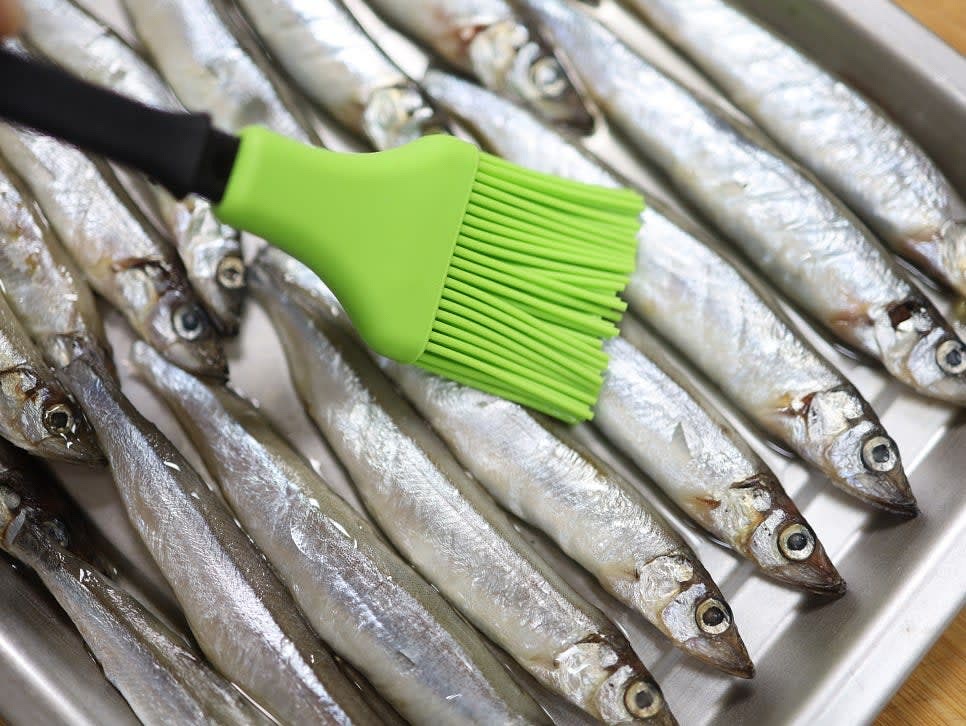 열빙어를 바트에 담아 기름을 고르게 발라 주세요.