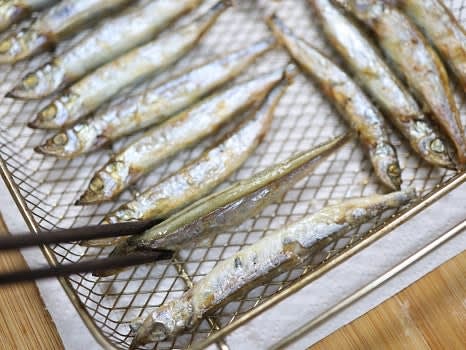 200℃에서 10분간 조리한 후, 열빙어를 뒤집어 다시 10분간 더 조리합니다.