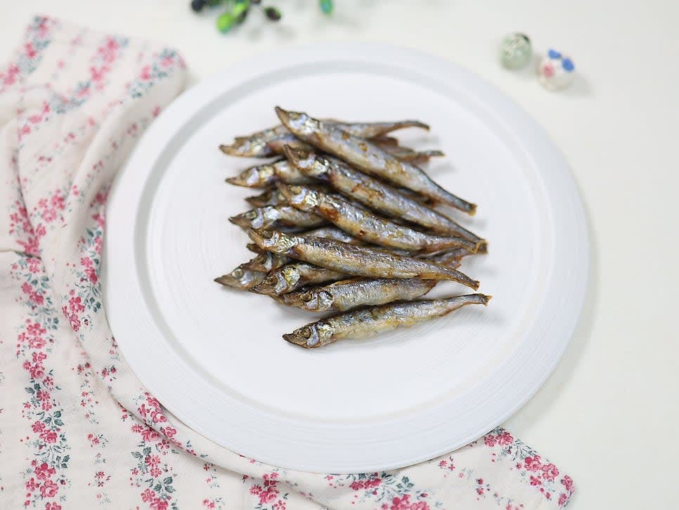 완성된 열빙어를 그릇에 담아 취향에 따라 맛있게 즐기세요.