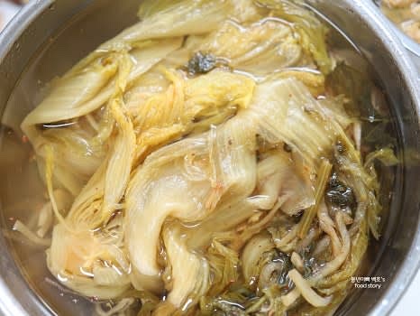 묵은지를 물에 담가 최소 1시간 이상, 가능하면 반나절 이상 담가 둡니다.