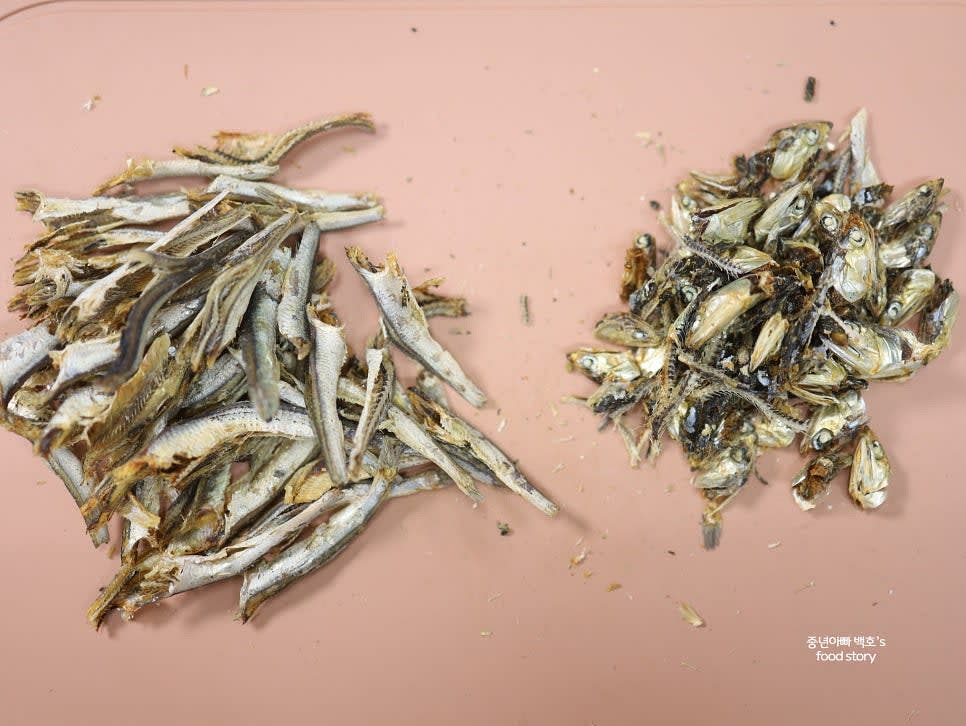 멸치를 손질하여 내장과 똥을 제거하고 1컵 분량으로 준비합니다.