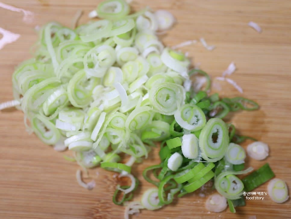 대파는 1~1.5대 분량으로 송송 썰고, 청양고추도 1개 송송 썰어 준비합니다.