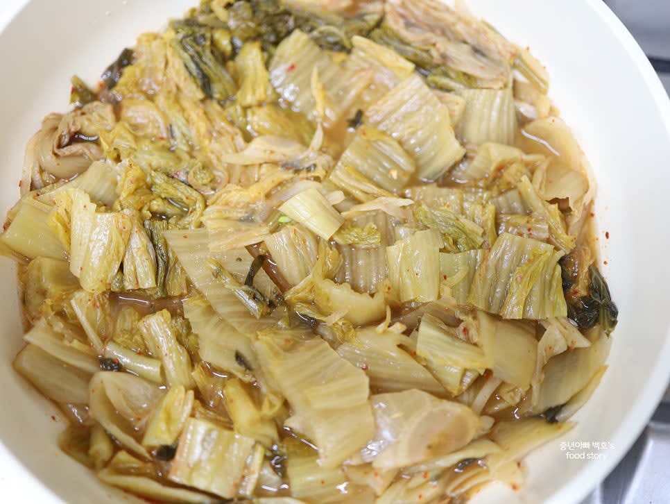 묵은지를 냄비에 넣고, 손질한 멸치와 썰어 둔 대파, 청양고추, 다진 마늘 1스푼, 알룰로스 1스푼을 추가합니다.