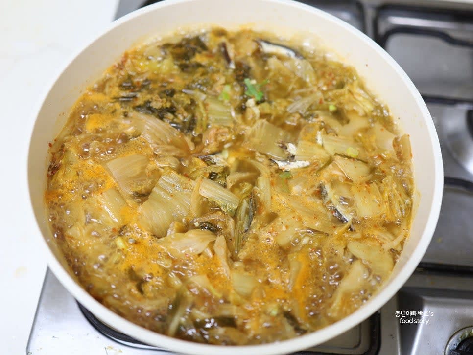 쌀뜨물 500ml와 생수 1컵을 부어 모든 재료가 푹 잠기게 한 뒤 골고루 섞어줍니다.