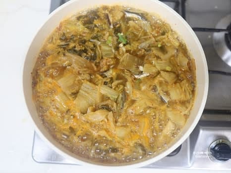 센 불에 팔팔 끓이고, 끓은 후 5분 동안 더 팔팔 끓여줍니다.