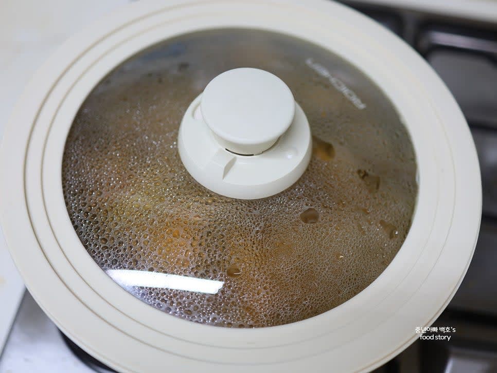 뚜껑을 닫고 약불로 줄여 최소 30분 이상 뭉근하게 졸여줍니다. 중간에 물이 부족하면 생수를 추가로 보충해 주세요.