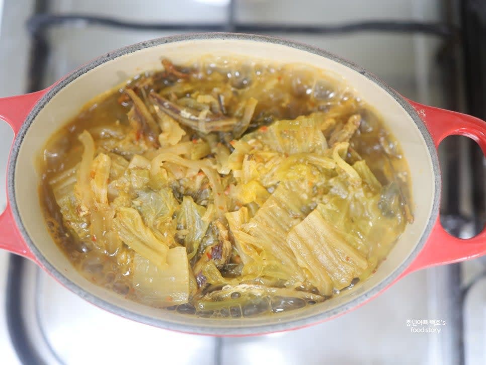 먹기 전에 냄비에 덜어 데운 후 완성된 요리를 접시에 담아냅니다.