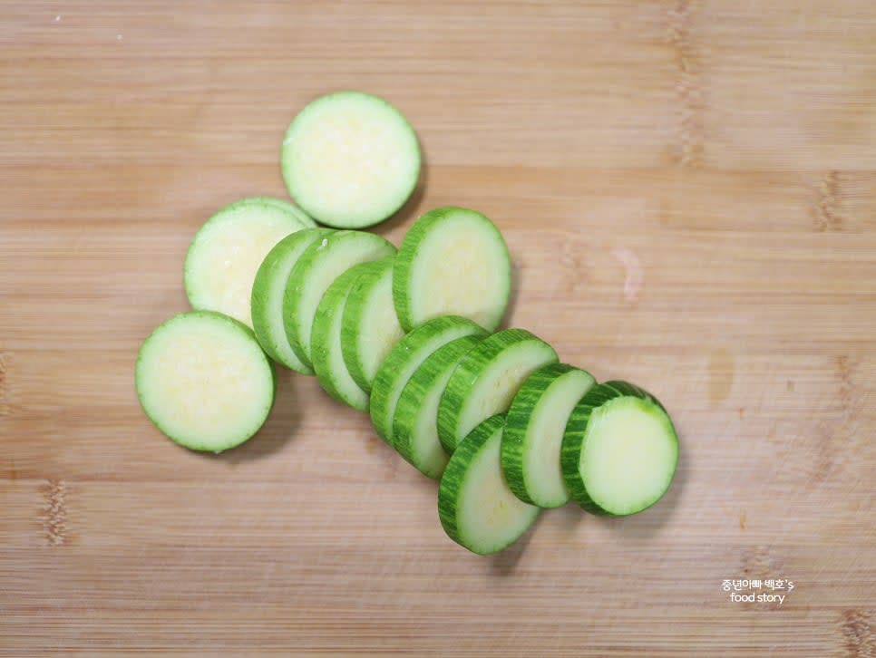 애호박을 0.2센티 내외로 얇고 둥글게 썰어주세요.