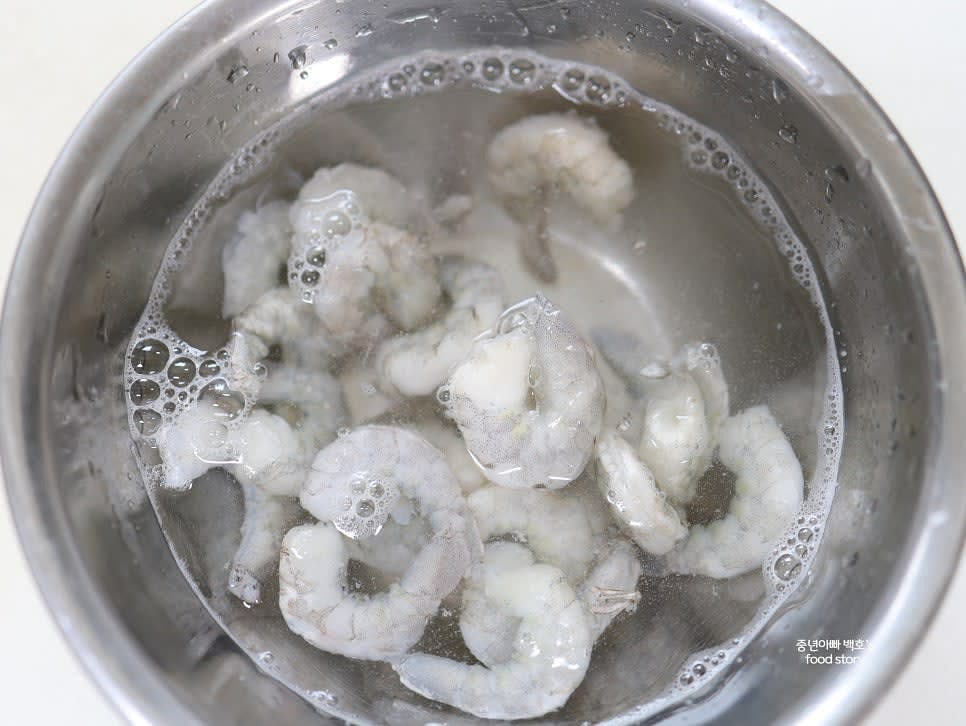 냉동 칵테일 새우를 흐르는 물에 깨끗이 씻은 후 물에 잠시 담가 해동시킵니다.