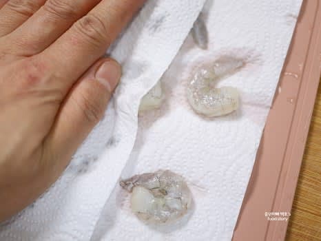 해동된 칵테일 새우의 물기를 키친타월로 제거한 후 조금 잘게 썰어줍니다.
