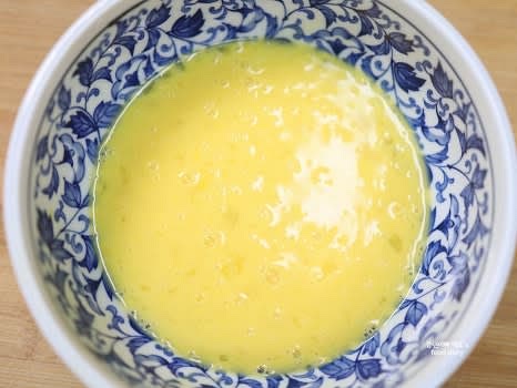 계란 2-3알을 그릇에 넣고 잘 풀어 계란물을 만듭니다.