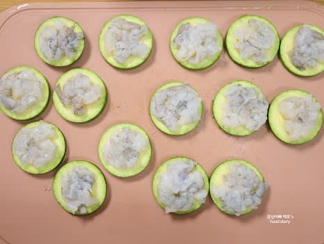 얇고 둥글게 썰어놓은 애호박 위에 칵테일 새우를 높지 않게 납작하게 올려줍니다.