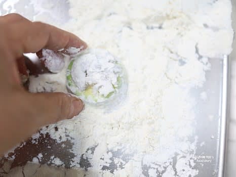 호박과 새우에 부침가루를 묻힌 후 계란물을 입힙니다.