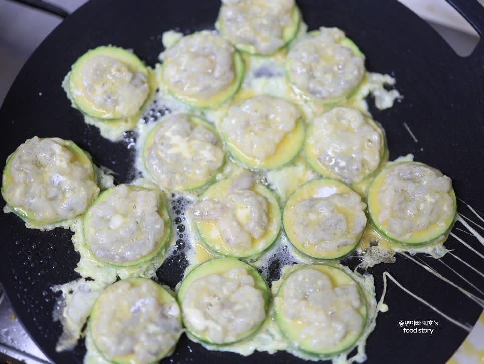 달군 팬에 준비된 애호박과 새우를 올리고 노릇노릇하게 구워주세요.