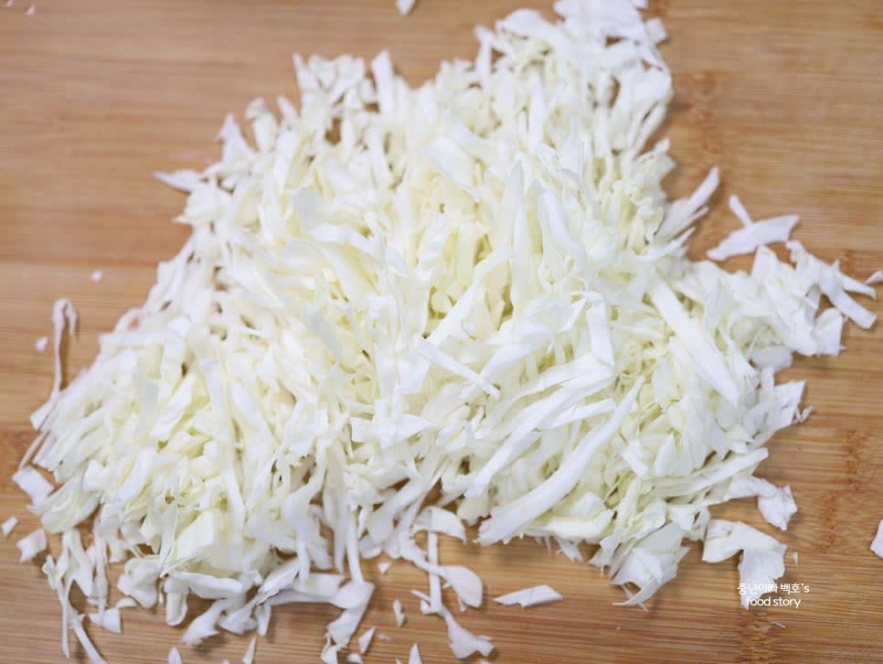 양배추를 먹기 좋은 크기로 채 썰어 주세요.