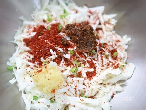 된장 1스푼과 고춧가루 2스푼, 다진 마늘 1스푼을 넣어 간을 맞춰 주세요.