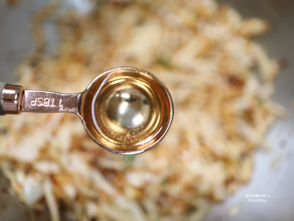 식초 2스푼을 넣어 새콤함을 더합니다. 새콤한 맛을 좋아하지 않는다면 1스푼만 넣어도 됩니다.