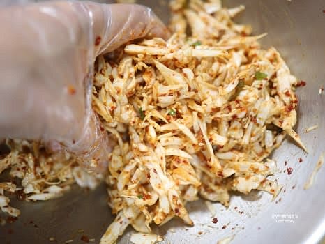 양념이 잘 배이도록 조물조물 무쳐줍니다.