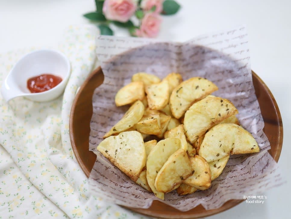 완성된 웨지감자를 토마토케첩 소스와 함께 서빙합니다.