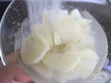 겉면에 묻어있는 전분을 제거하기 위해 흐르는 물에 몇 번 헹궈주세요.