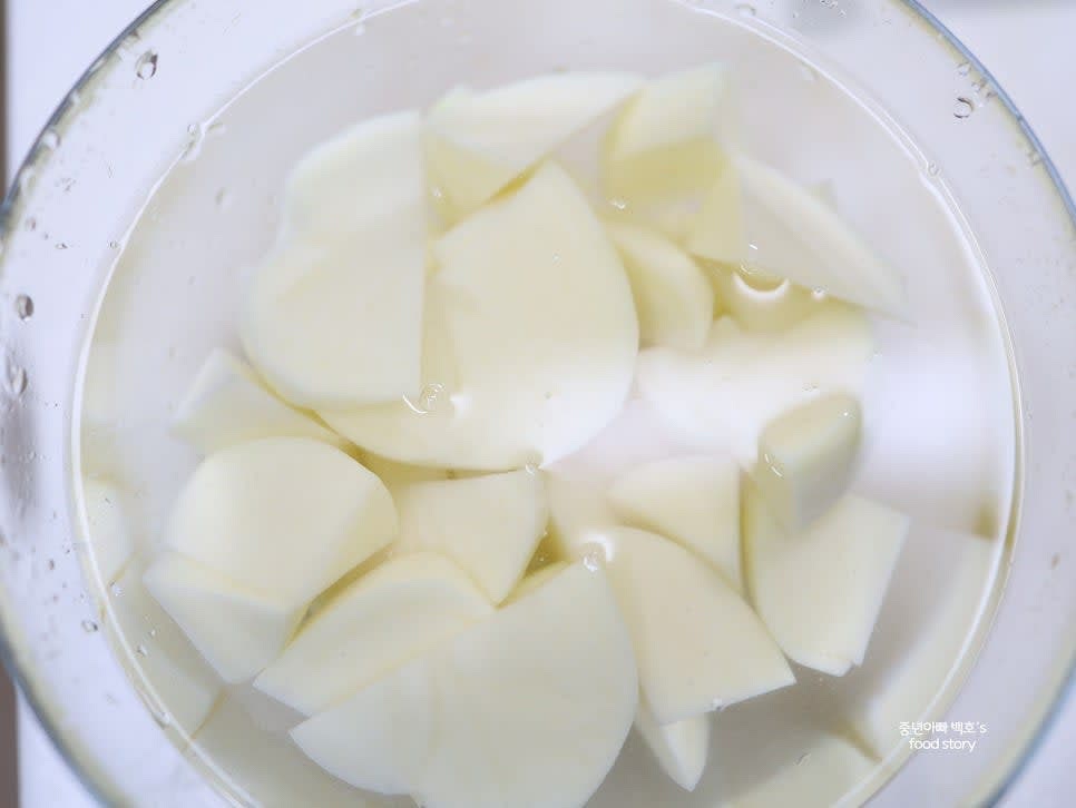 감자를 물에 푹 잠길 정도로 담가 10분간 둡니다.