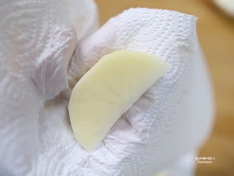 채반에 밭쳐 물기를 빼고 키친타월로 물기를 완전히 제거합니다.