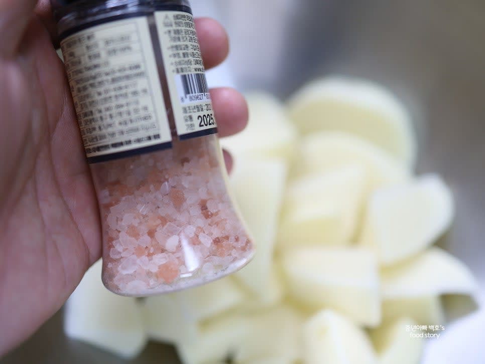 그릇에 감자를 담고 소금을 약간 뿌립니다.