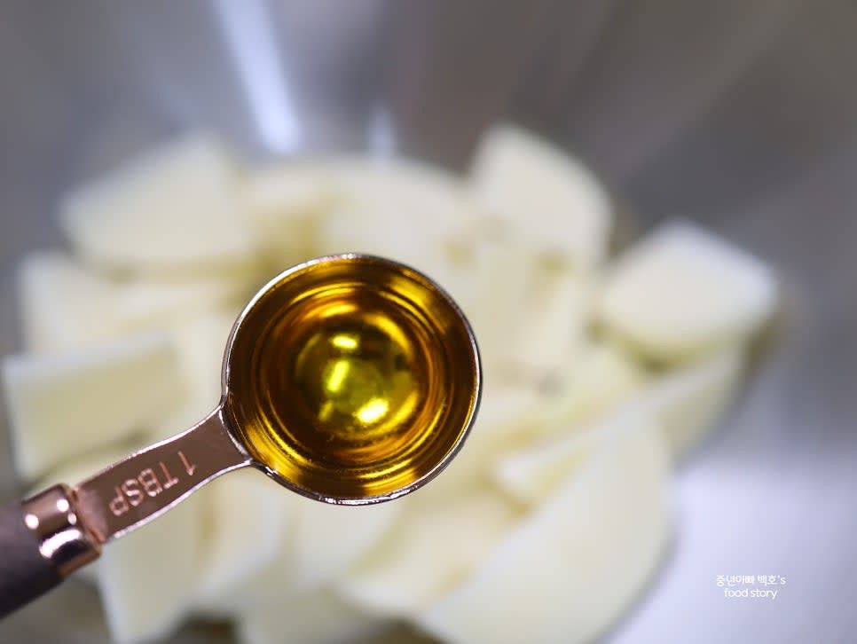 올리브오일 1스푼과 파슬리 가루, 후추를 추가한 후 손으로 잘 섞어줍니다.