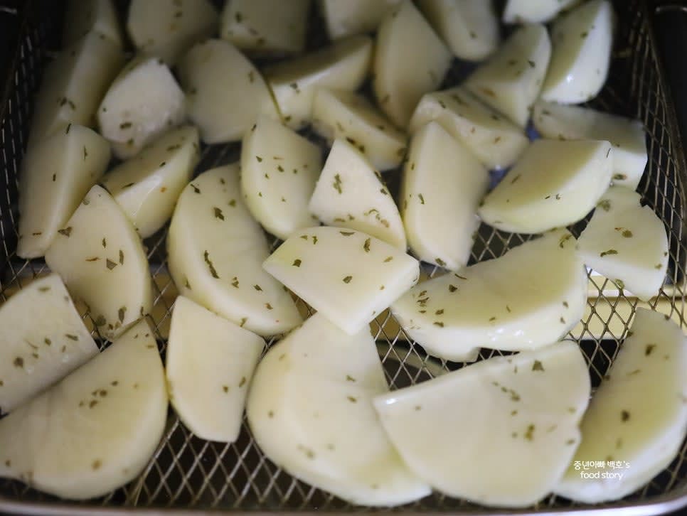 에어프라이어 망에 감자가 겹치지 않게 올려주세요.