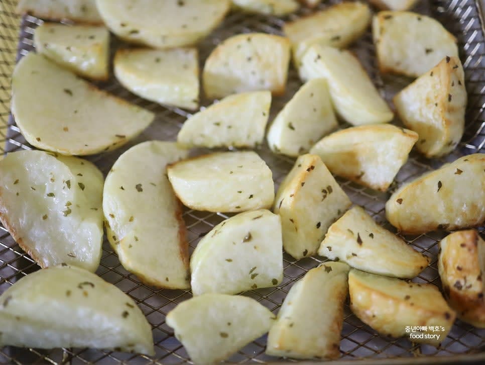 감자를 뒤집어 200도에서 5분간 더 돌려줍니다.