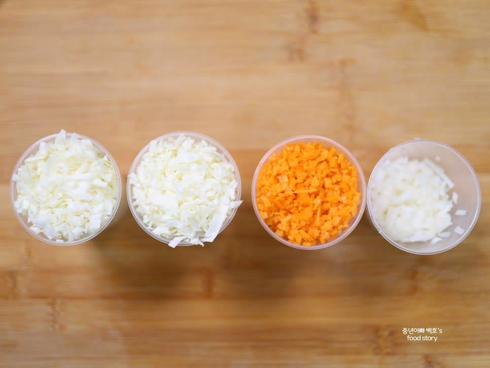 양배추, 당근, 양파를 깨끗이 물기를 제거한 후 씻고 잘게 썰어주세요. 양배추: 당근: 양파의 비율을 2:1:0.5로 맞춥니다.