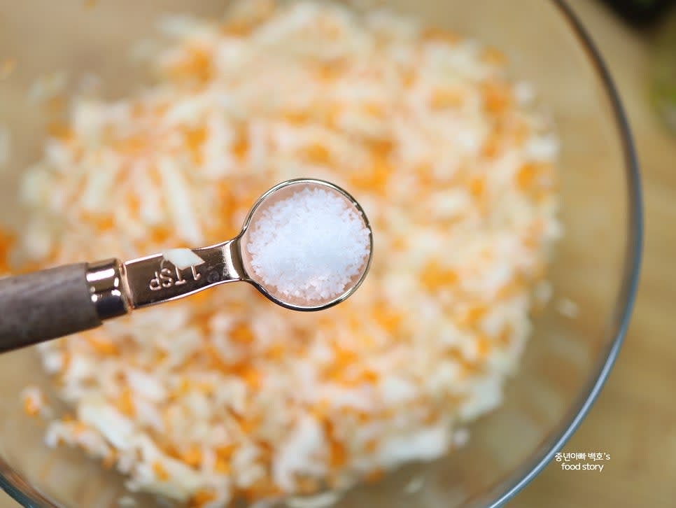 소금, 알룰로스, 식초, 올리브오일, 후추, 마요네즈를 섞어 소스를 만듭니다.