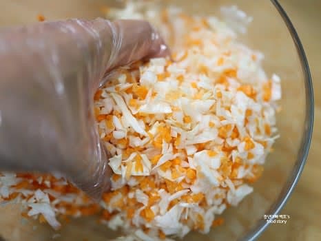 소스를 채소 위에 부어 골고루 섞어줍니다.