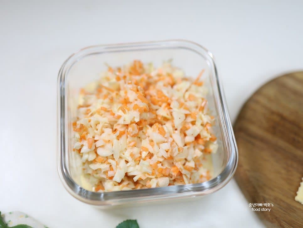 잘 섞은 샐러드를 접시에 담아 완성합니다.